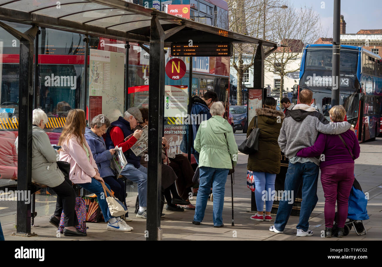 Salisbury, Wiltshire, Angleterre. Mars 2019,passagers en attente d'un bus à un point d'embarquement et de retour dans le centre-ville. Banque D'Images