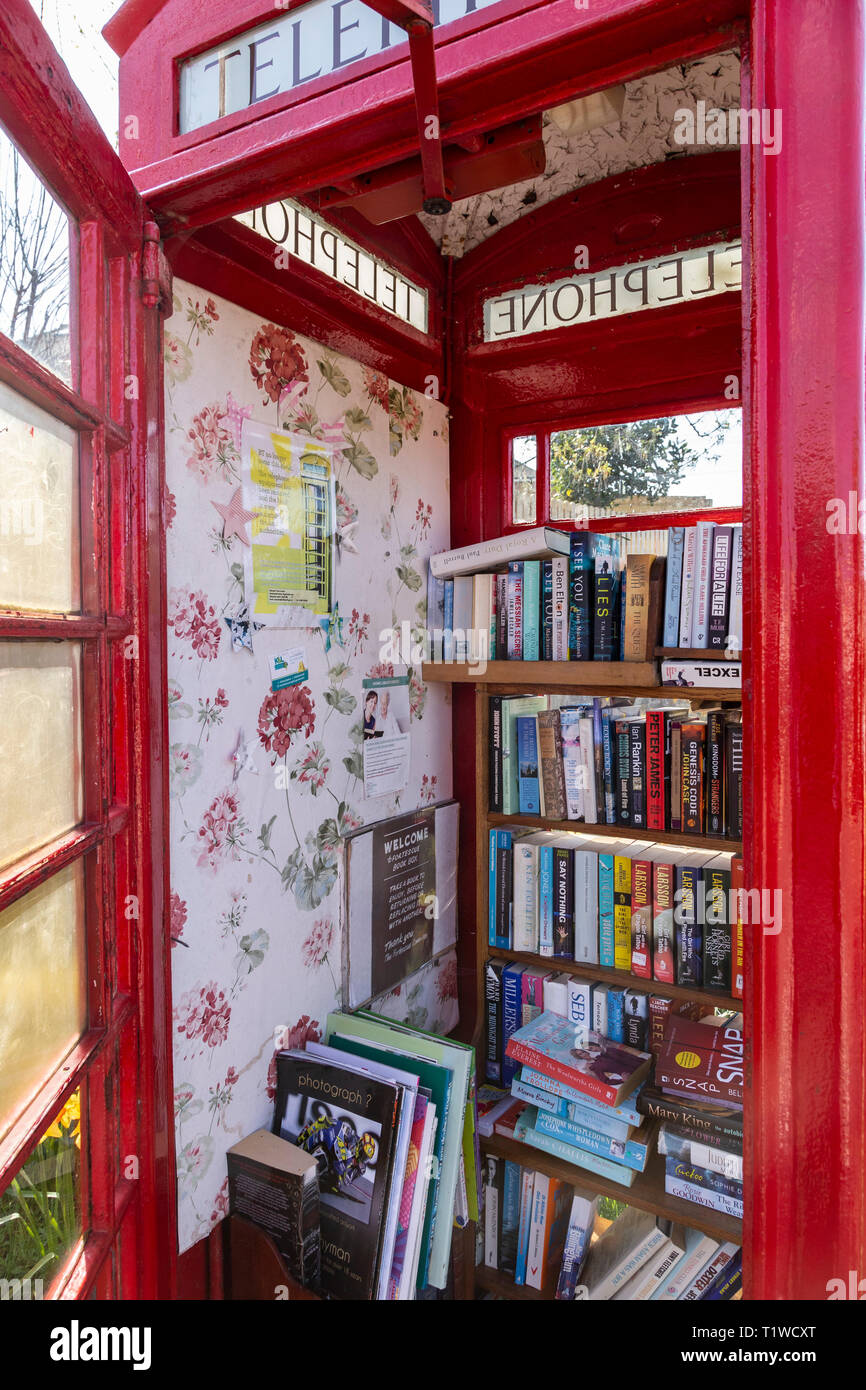Vieux téléphone GPO Box utilisé comme un livre gratuit en magasin, Fortescue, Cornwall, Devon, UK. Banque D'Images