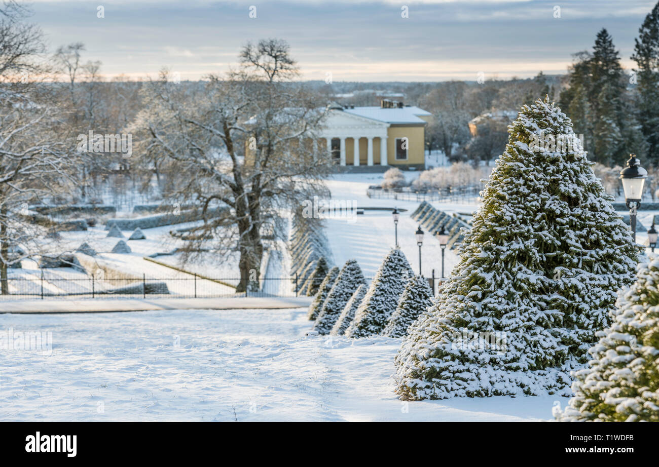 Vue de l'Orangery couvertes de neige de l'Université de Uppsala Jardin botanique en hiver, Uppsala, Suède, Scandinavie. Banque D'Images