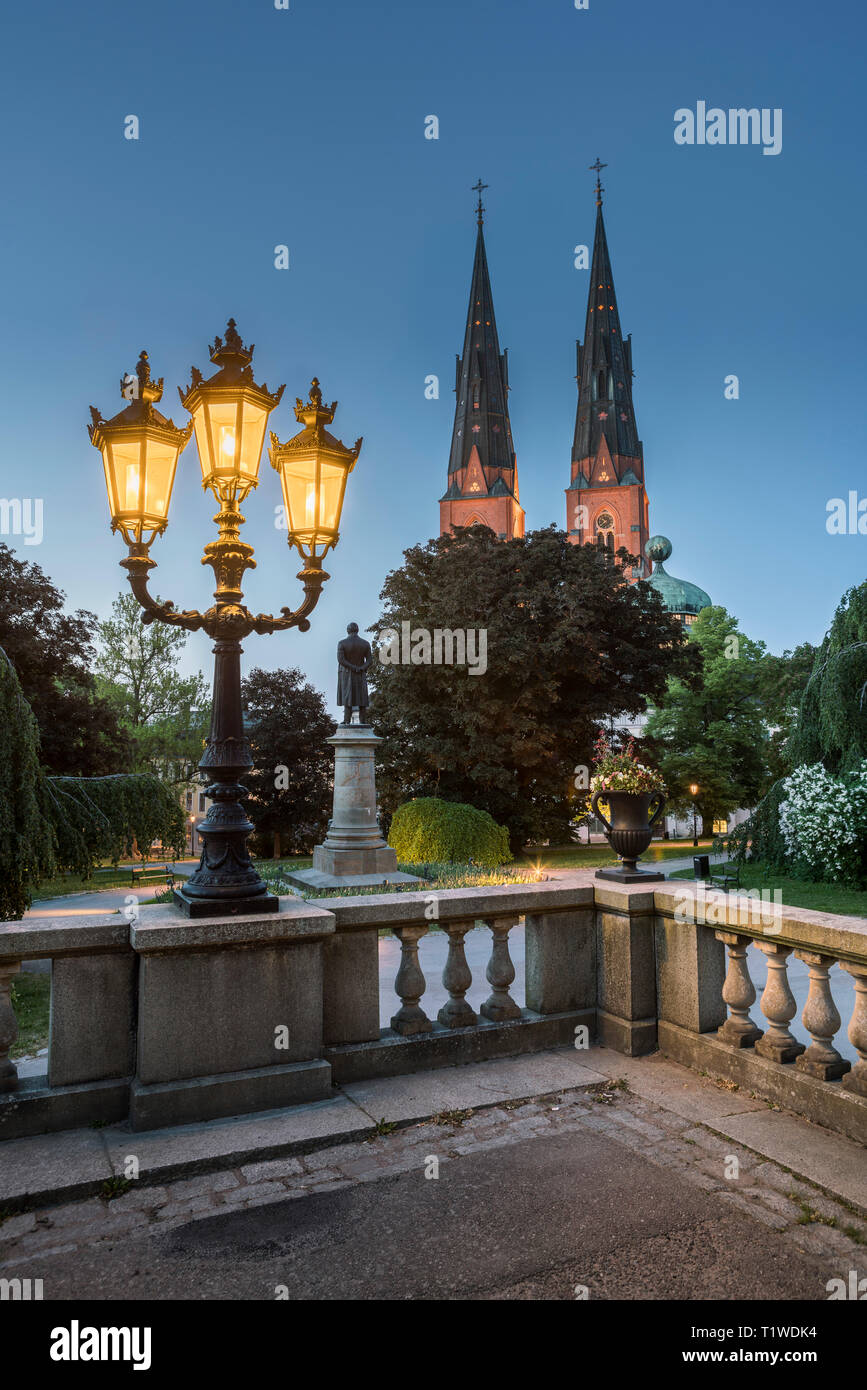 Vieux lampadaire et la cathédrale et Gustavianum la nuit. Vue depuis le parc de l'université, Uppsala, Suède, Scandinavie Banque D'Images