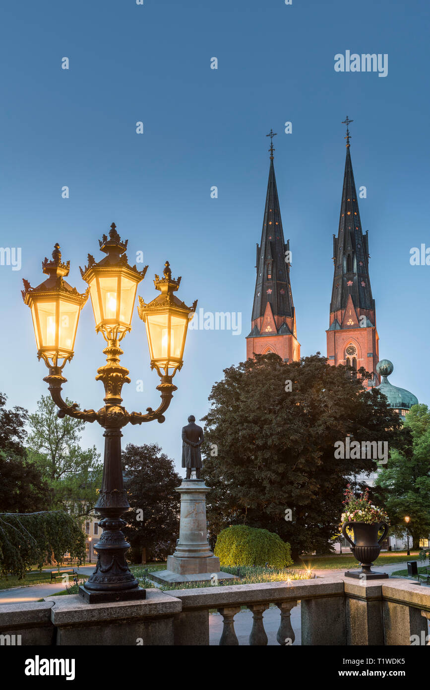 Vieux lampadaire et la cathédrale et Gustavianum la nuit. Vue depuis le parc de l'université, Uppsala, Suède, Scandinavie Banque D'Images