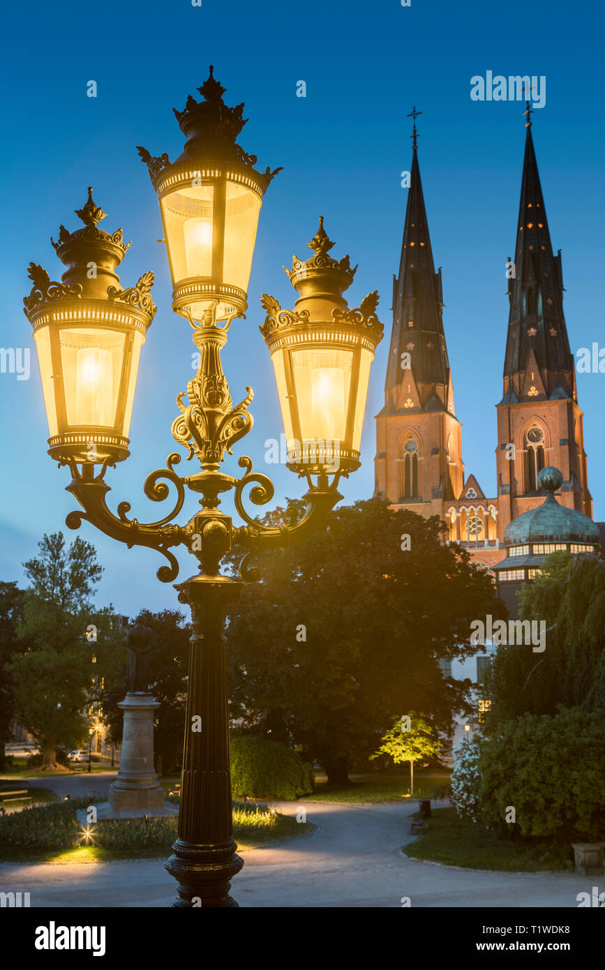 Vieux lampadaire et la cathédrale et Gustavianum la nuit. Vue depuis le parc de l'université, Uppsala, Suède, Scandinavie Banque D'Images