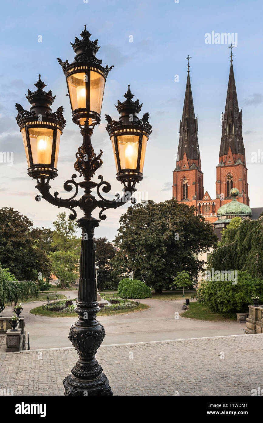 Vieux lampadaire et la cathédrale et Gustavianum dans la soirée. Vue depuis le parc de l'université, Uppsala, Suède, Scandinavie Banque D'Images