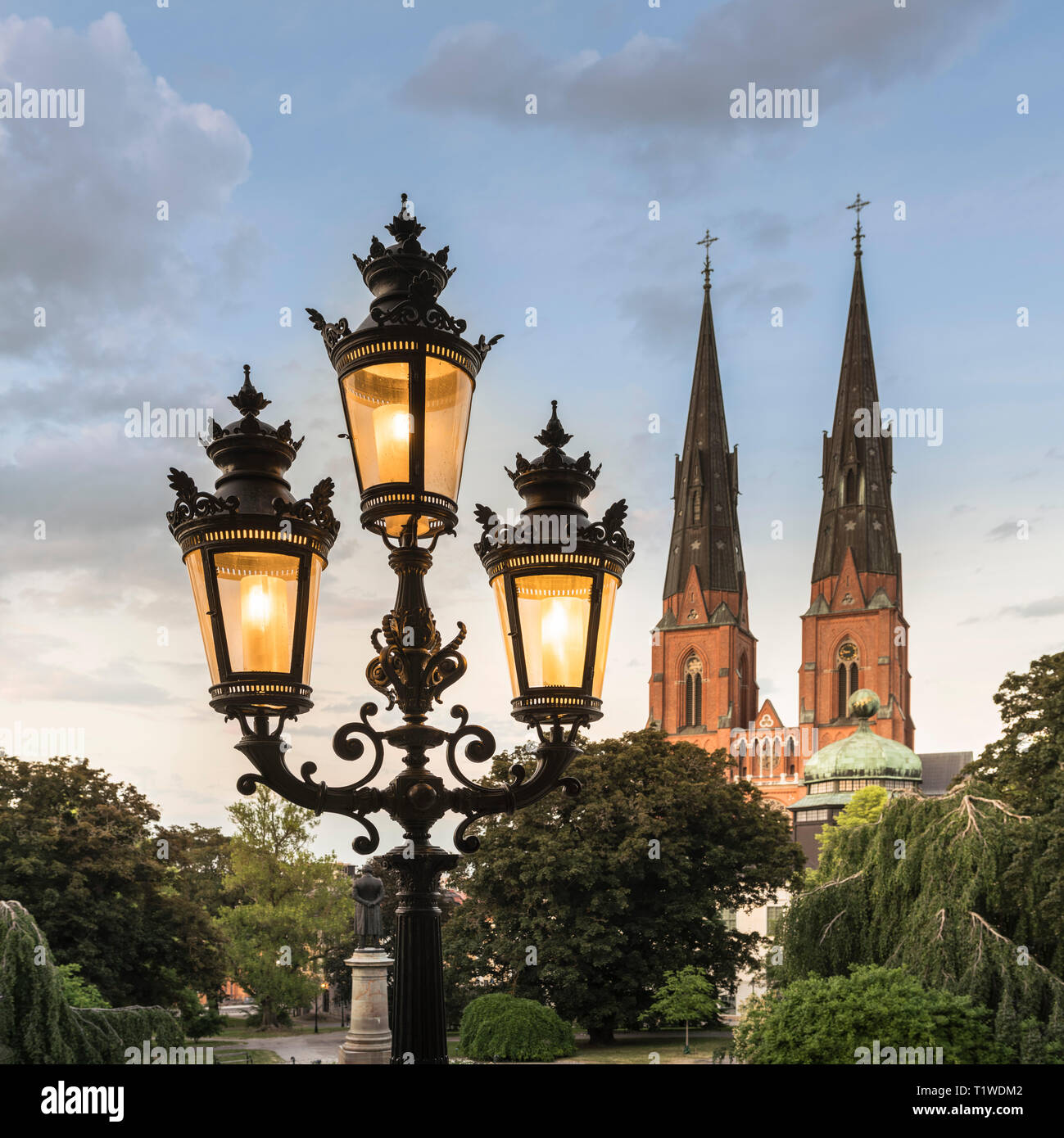 Vieux lampadaire et la cathédrale et Gustavianum dans la soirée. Vue depuis le parc de l'université, Uppsala, Suède, Scandinavie Banque D'Images