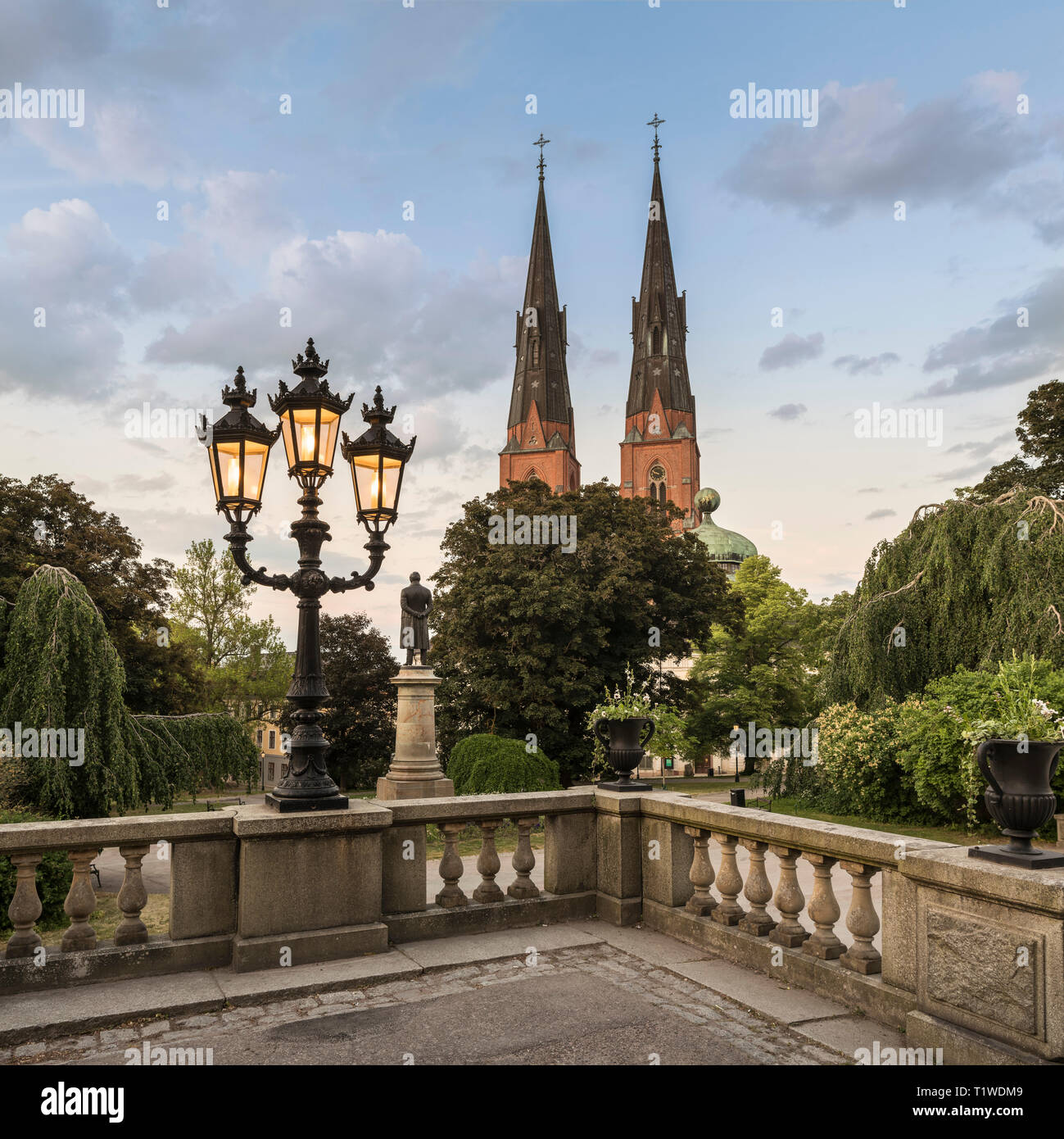 Vieux lampadaire et la cathédrale et Gustavianum dans la soirée. Vue depuis le parc de l'université, Uppsala, Suède, Scandinavie Banque D'Images