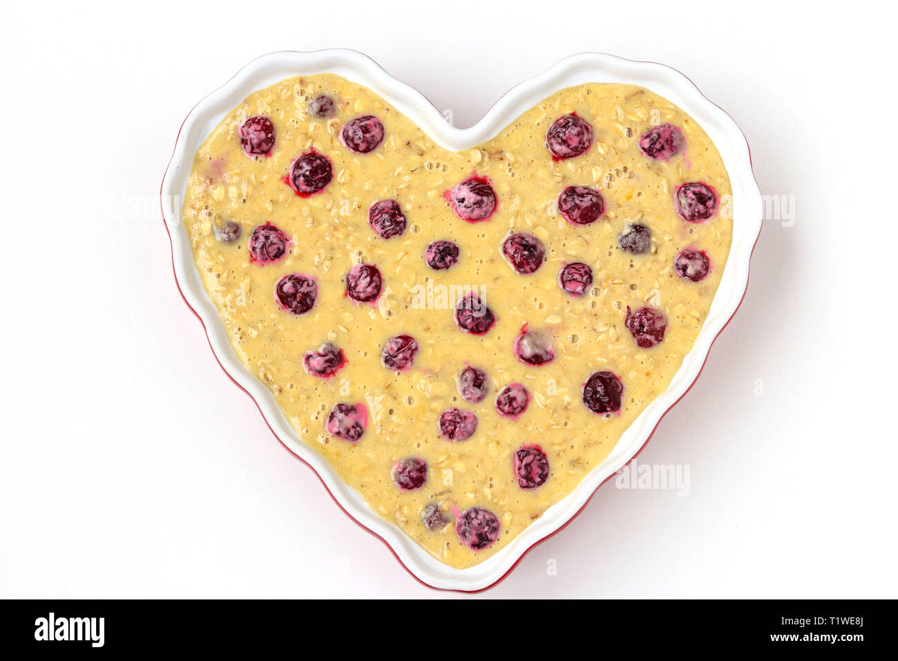 La Pate A Gateau A L Avoine Avec Cerises En Forme De Ceramique En Forme De Cœur Sur Un Fond Blanc Photo Stock Alamy La Pate A Gateau A L Avoine Avec Cerises En Forme De Ceramique En Forme De Cœur Sur Un Fond Blanc Photo Stock Alamy