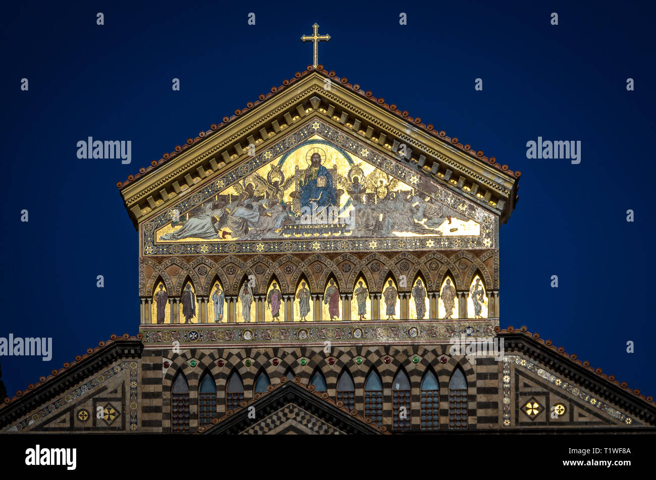 Entrée principale de la cathédrale d'Amalfi dédiée à l'Apôtre Saint André dans la Piazza del Duomo à Milan en Italie. Banque D'Images