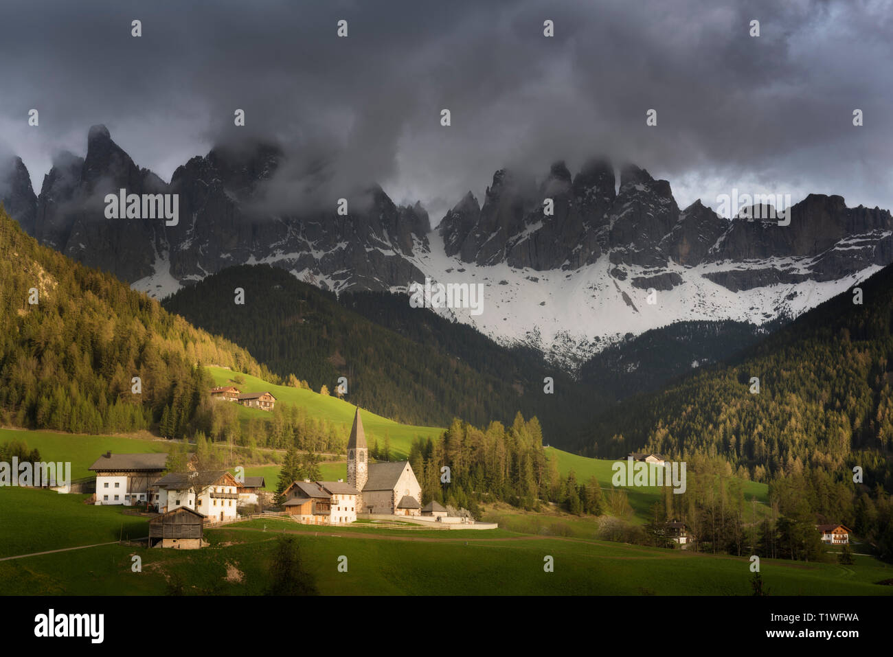 Célèbre meilleur endroit du monde alpin, village Santa Maddalena avec magical Dolomites montagnes en arrière-plan, la vallée Val di Funes, Trentino Alto Adig Banque D'Images