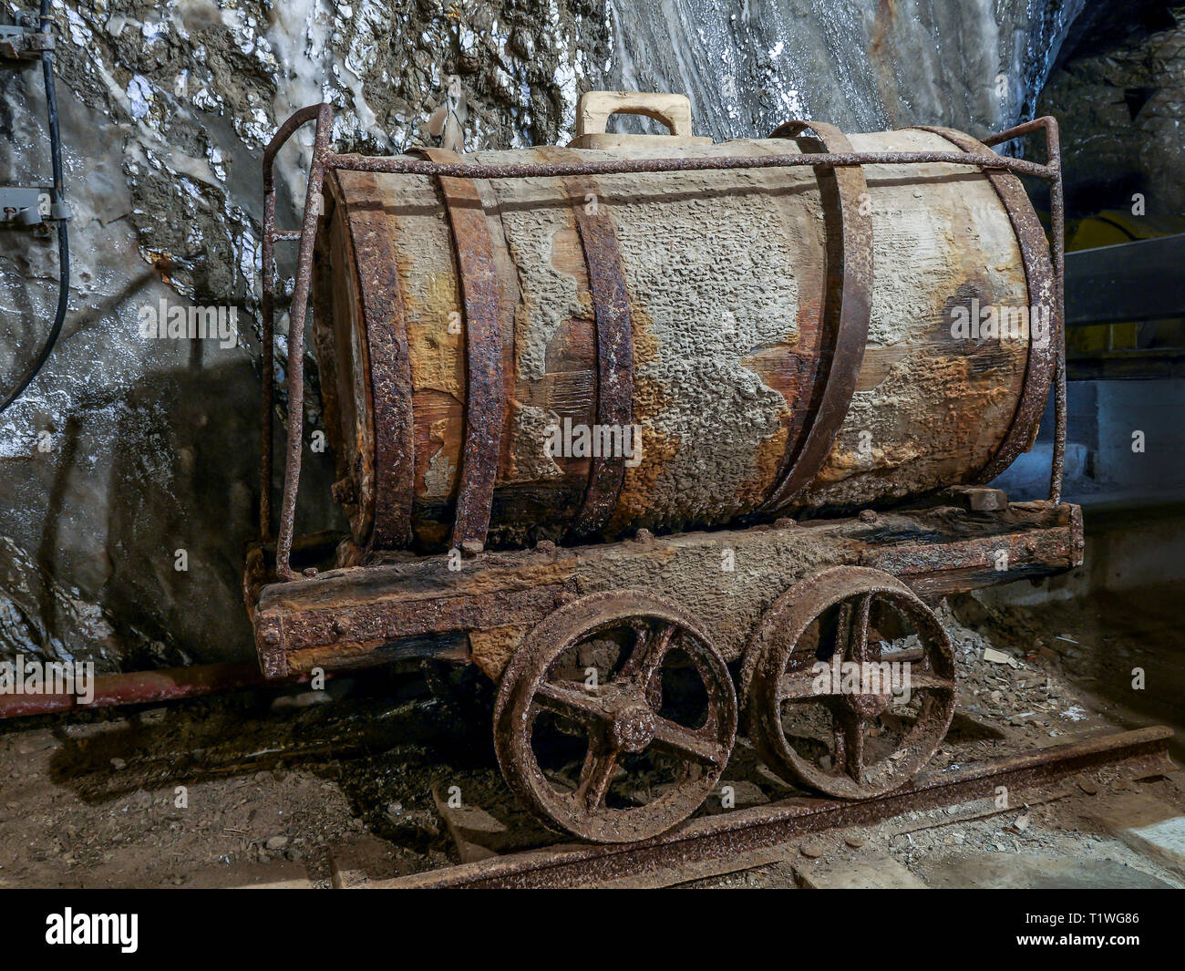 BOCHNIA, Pologne - 4 mai, 2013 : Ancienne mine de sel, train jaune à bogies de la mine de sel de Bochnia, Pologne Banque D'Images