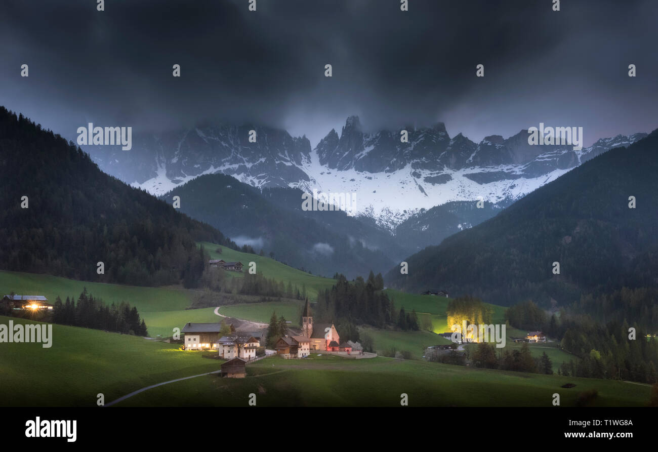 Célèbre meilleur endroit du monde alpin, village Santa Maddalena avec magical Dolomites montagnes en arrière-plan, la vallée Val di Funes, Trentino Alto Adig Banque D'Images