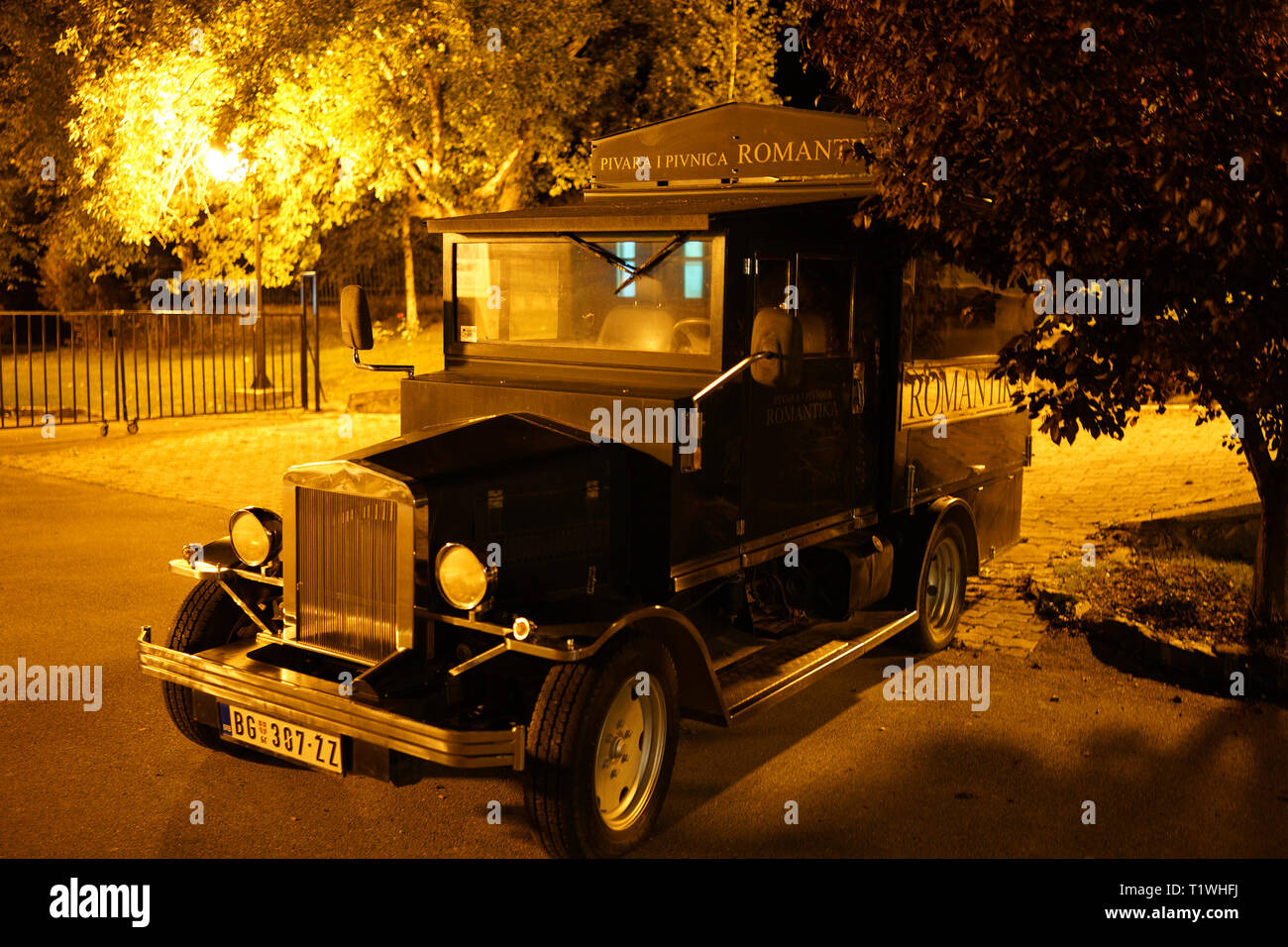 Retro romantique vieille voiture garée au milieu de la nuit dans Mokgra gora, en Serbie. Banque D'Images