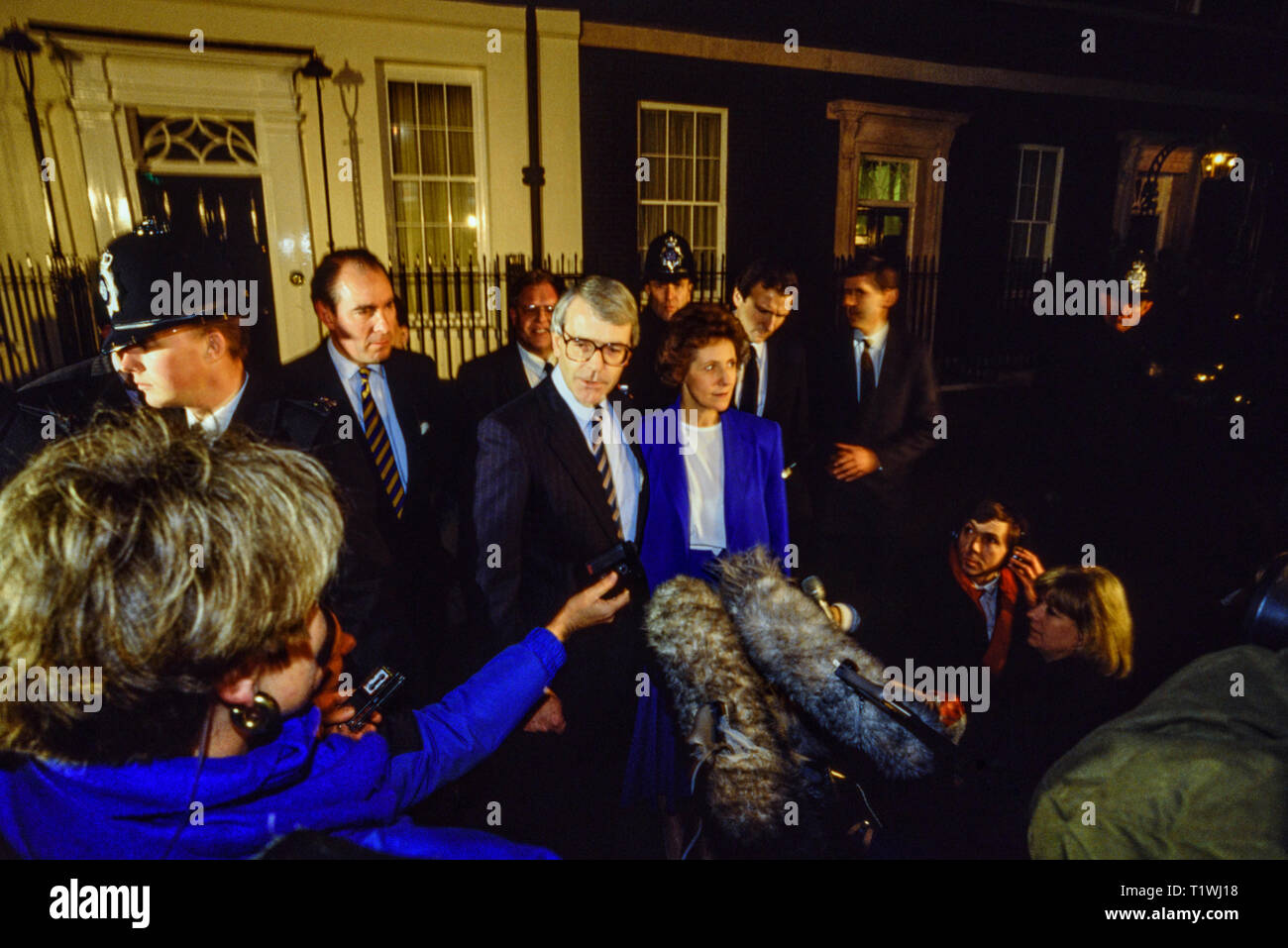 Photo : © Simon Grosset. Londres, Royaume-Uni, le 27 novembre 1990. John Major rencontre la presse à l'extérieur de 10 Downing Street après avoir été élu chef de l Banque D'Images