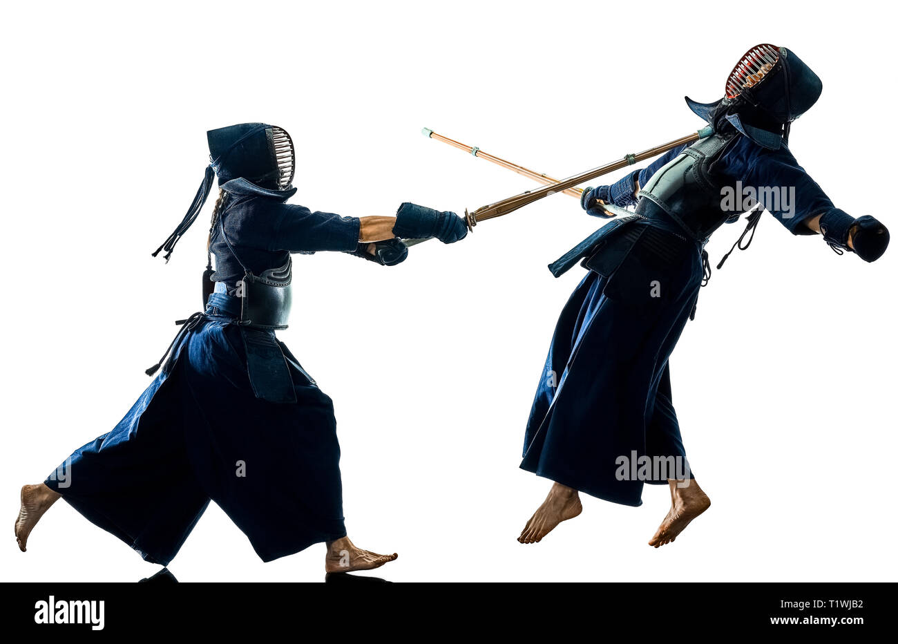 Deux combattants d'arts martiaux Kendo combat combat en silhouette isolated on white bacground Banque D'Images