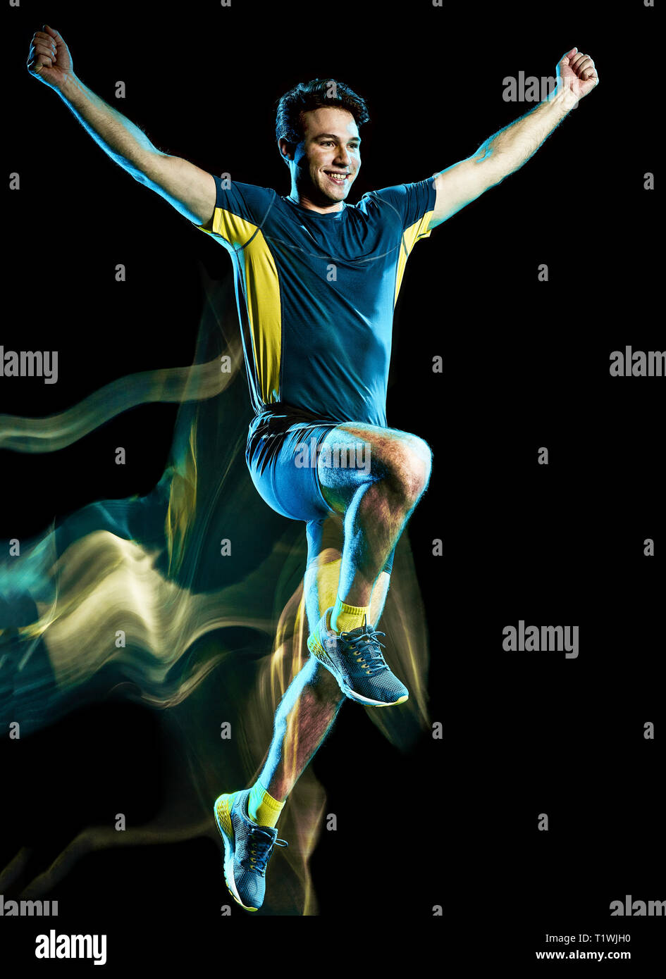 Un caucasian runner jogger homme jogging running light painting effet vitesse isolé sur fond noir Banque D'Images