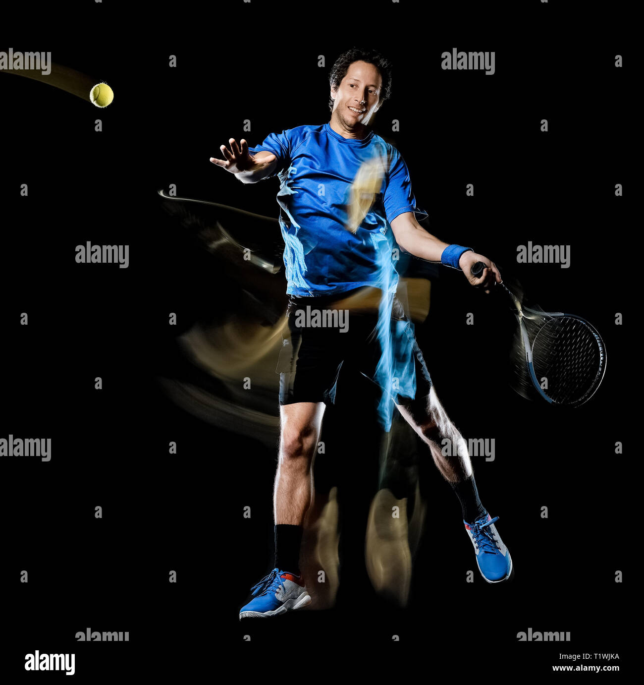 Un joueur de tennis homme de race blanche fond noir isolé en light painting speed motion Banque D'Images