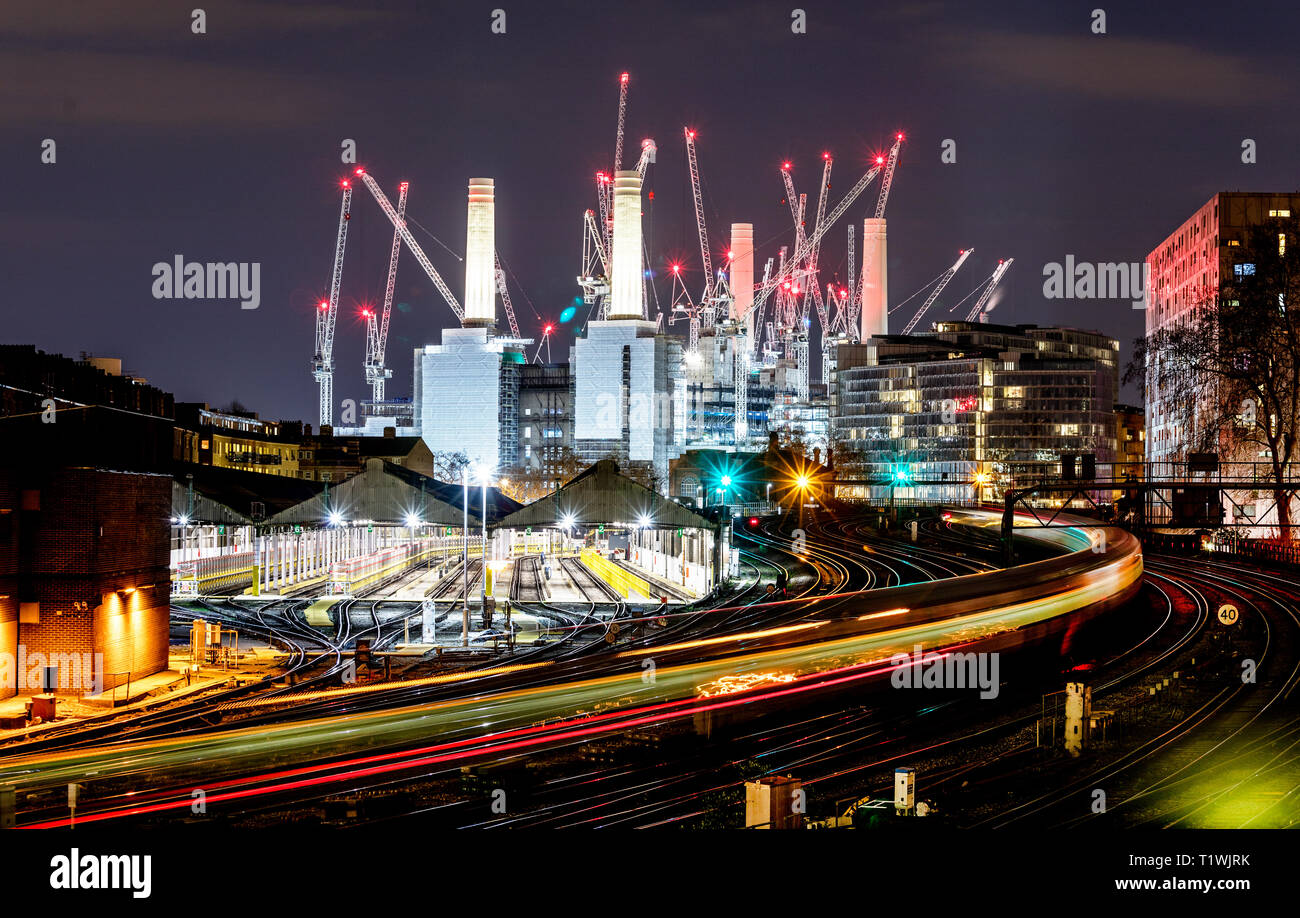 Battersea Power Station de nuit à la recherche de Pimlico London UK Banque D'Images