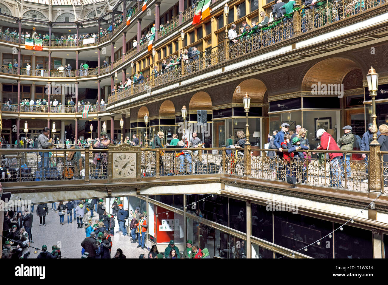 Historique de l'Arcade au centre-ville de Cleveland, Cleveland, Ohio, USA devient une partie de la rue intérieure au cours des célébrations de la Saint-Patrick. Banque D'Images