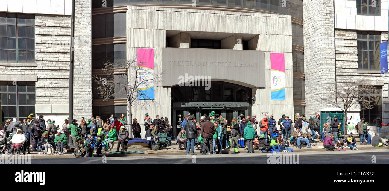 Les foules se rassemblent devant la bibliothèque publique de Cleveland, sur l'avenue Euclid, dans le centre-ville de Cleveland, Ohio, pour le défilé de la Saint-Patrick de 2019. Banque D'Images