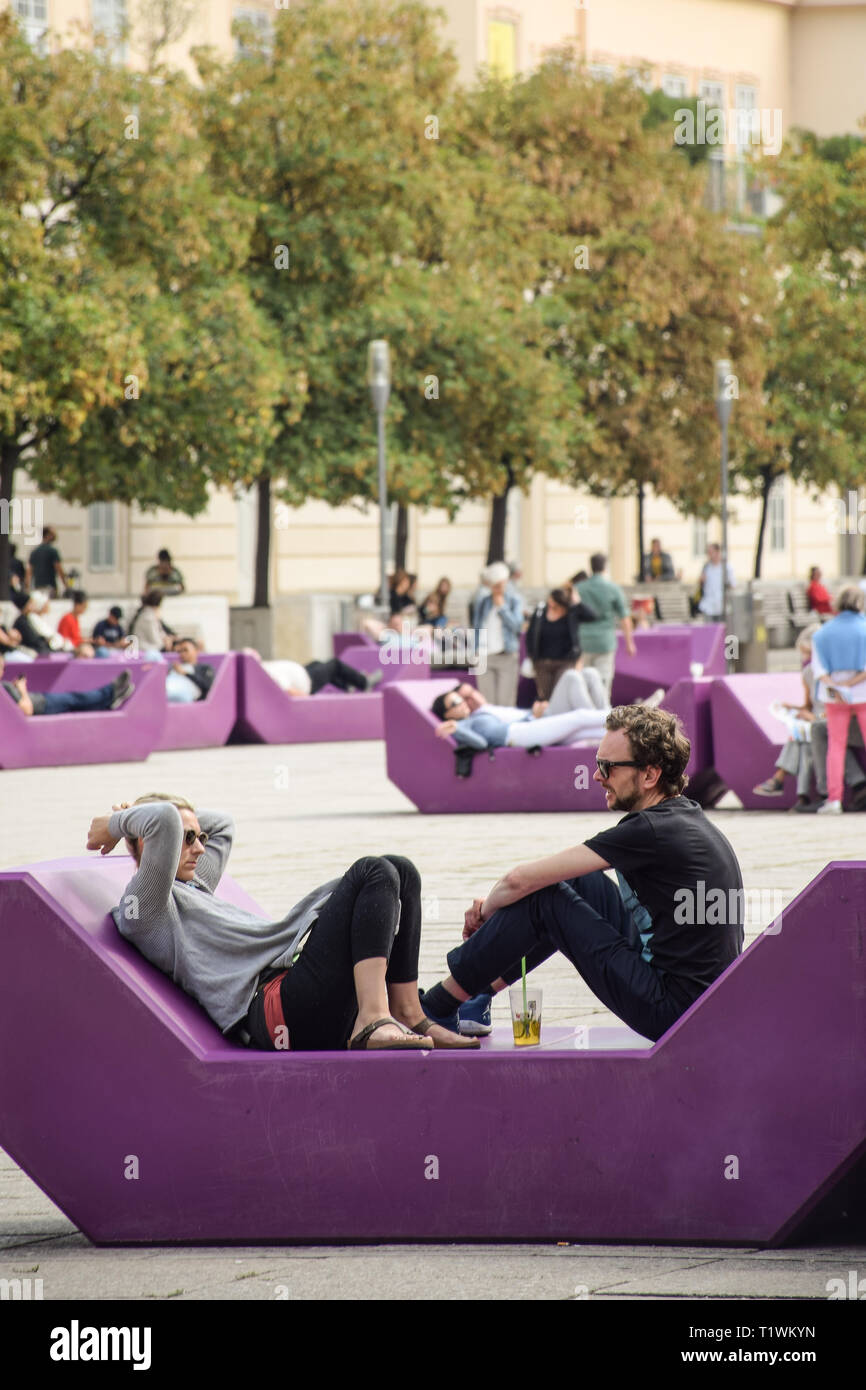 Vienne, Autriche - 15 Septembre , 2019 : les touristes, les jeunes couples, les adolescents et les familles se détendre dans les bancs de le Quartier des musées, au centre-ville Banque D'Images