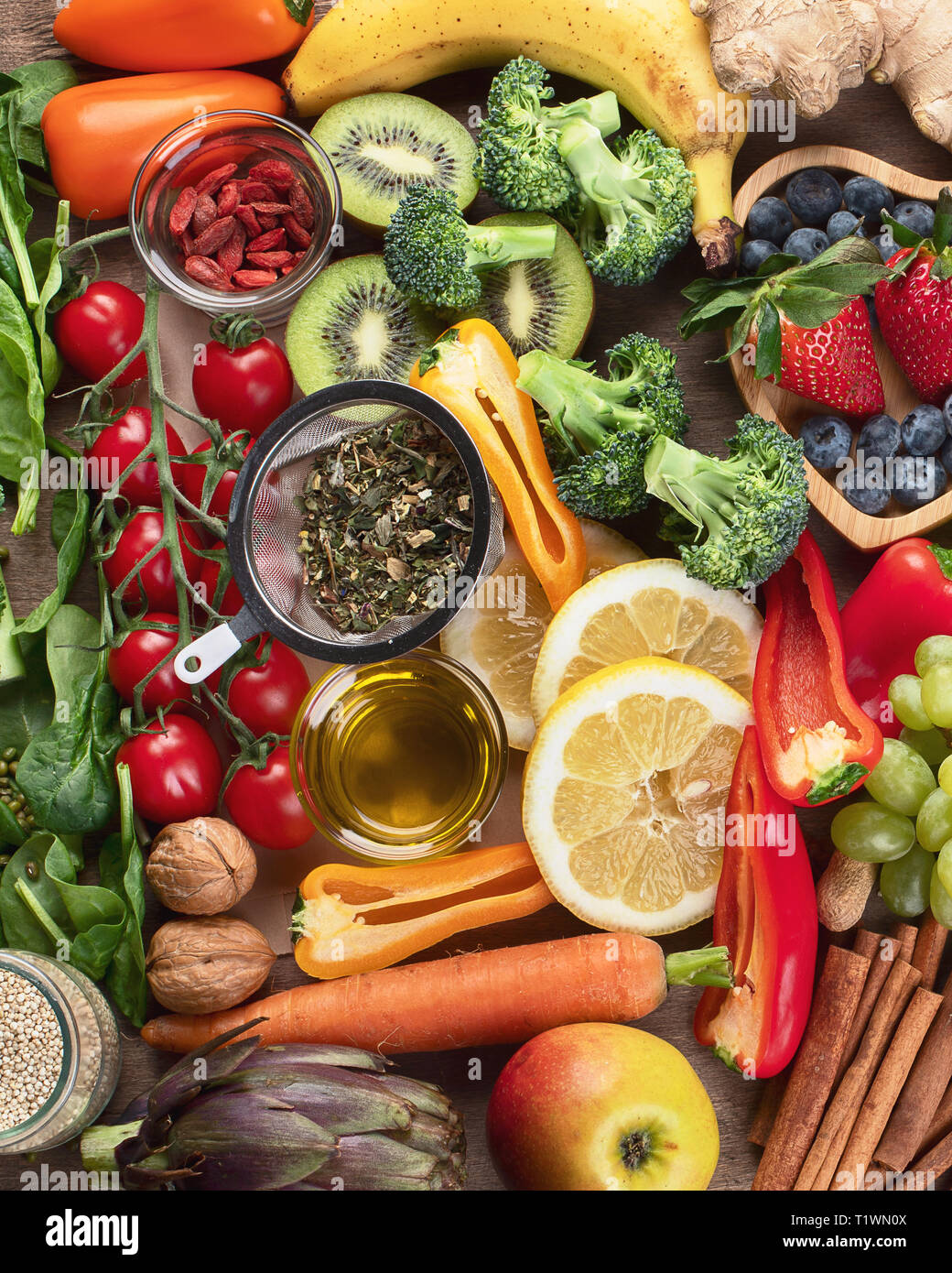 Produits naturels riches en antioxydants et vitamines. Propre et Saine alimentation detox - légumes, fruits, noix, superaliments Banque D'Images