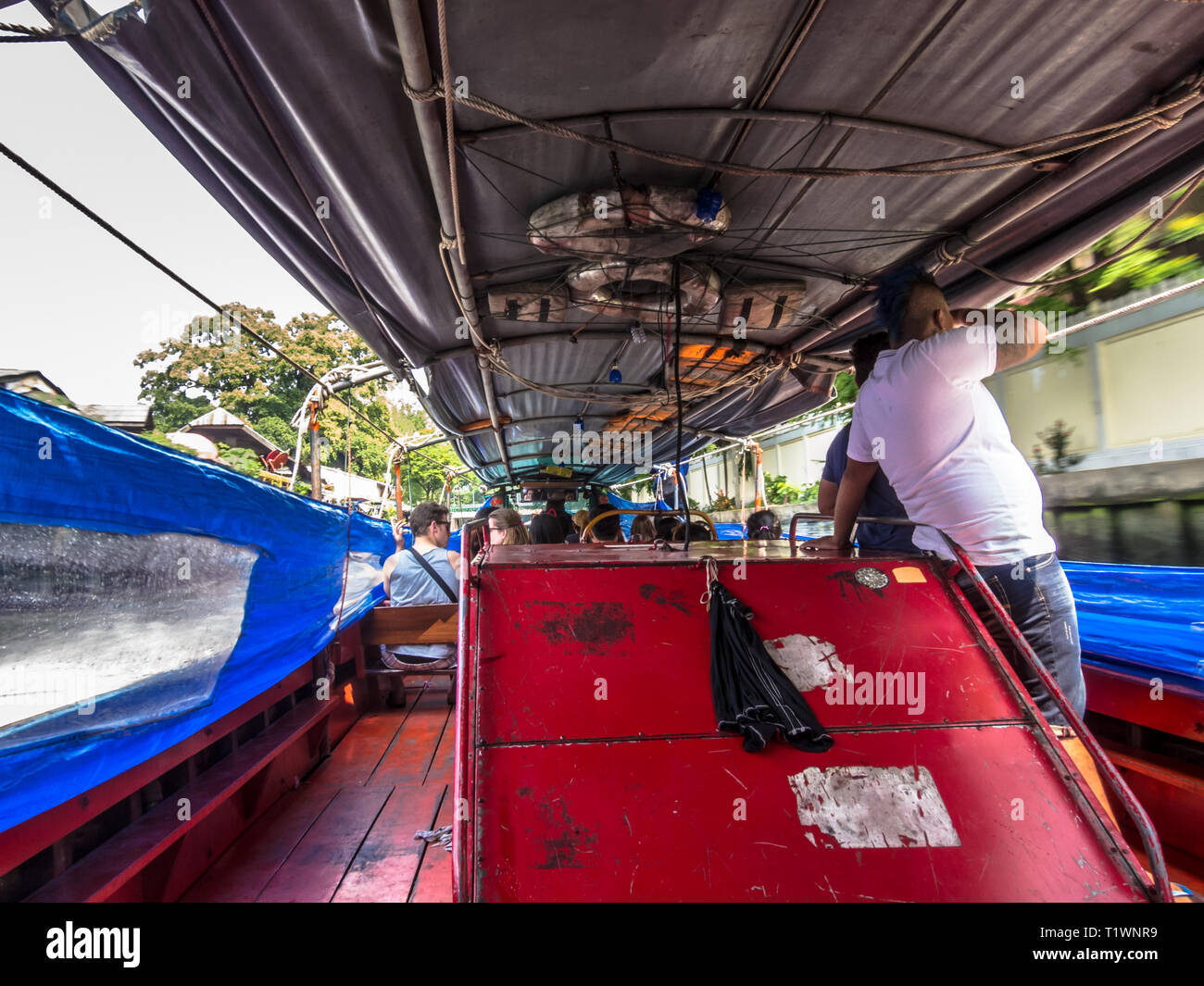 Les gens sur le bord d'un bateau à Bangkok, Thaïlande Banque D'Images