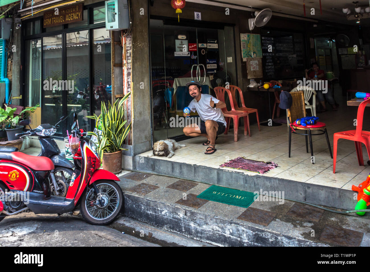 Un homme posant avec sa moto à Khao San Road, Bangkok, Thaïlande Banque D'Images
