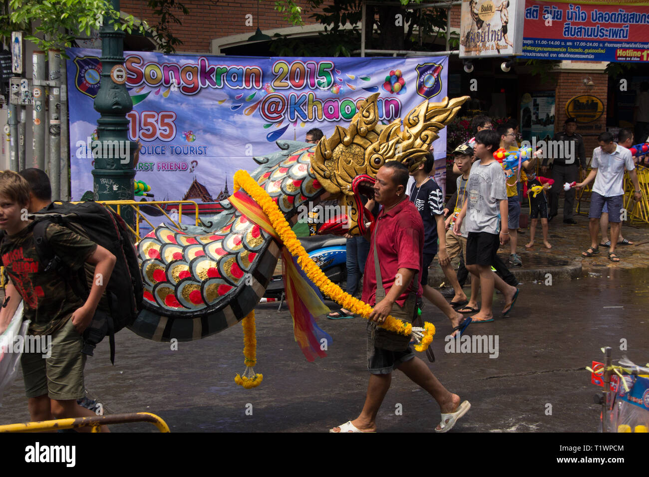 Personnes titulaires d'un dragon pour célébrer le nouvel an Thaï de Songkran à Khaosan Road, Bangkok Thaïlande Banque D'Images