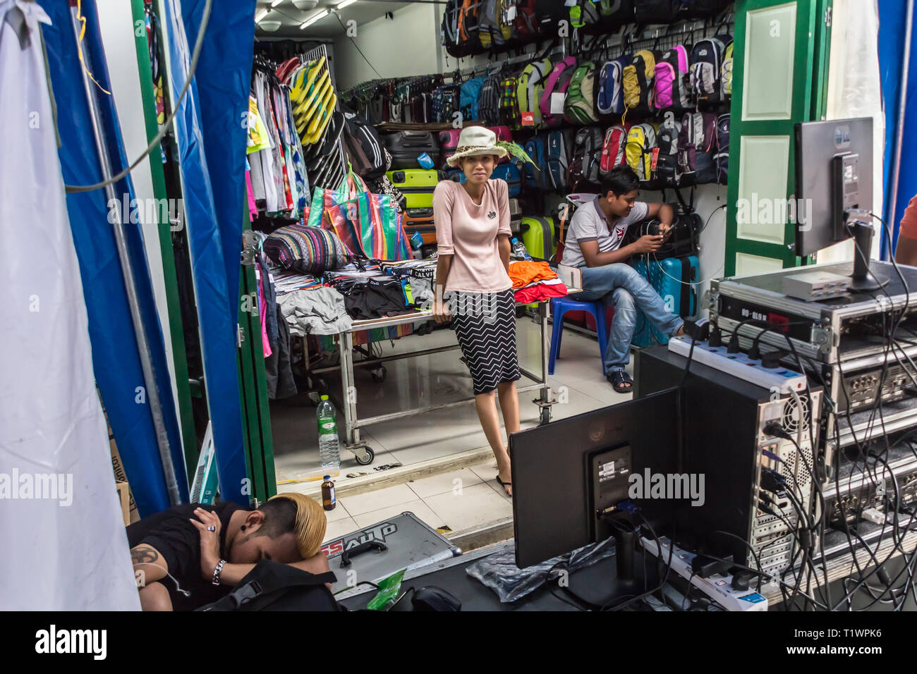 Un vendeur de rue femme dans Khao San Road Bangkok, Thaïlande Banque D'Images