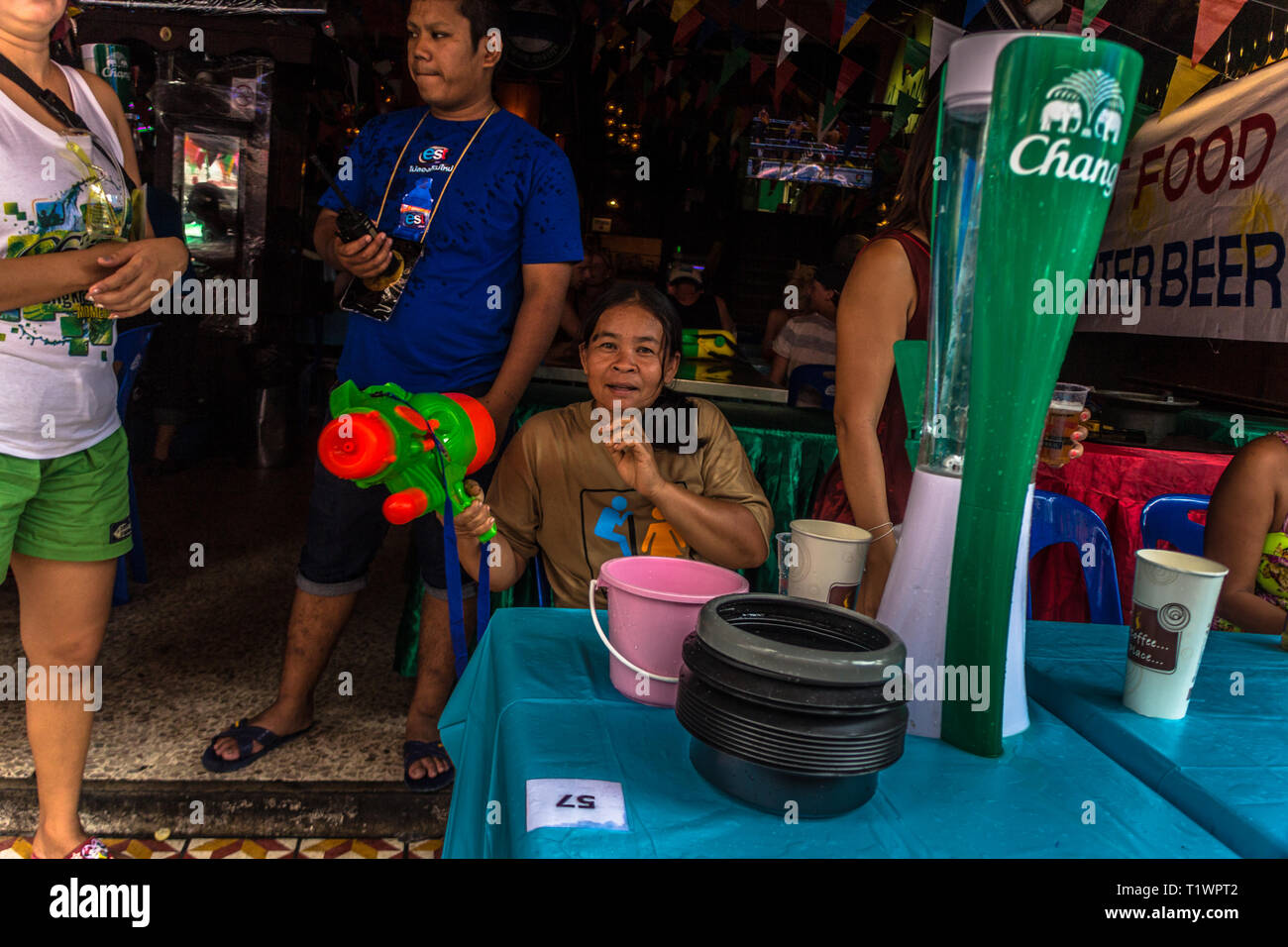 Un vendeur de rue femme holding water gun à Khao San Road Bangkok, Thaïlande Banque D'Images