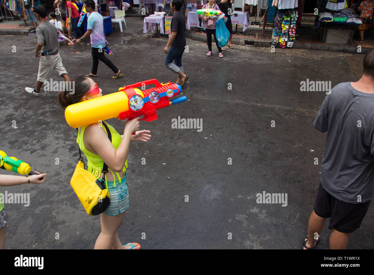 Les gens avec les pistolets à eau célébrant le nouvel an Thaï de Songkran à Khaosan Road, Bangkok Thaïlande Banque D'Images