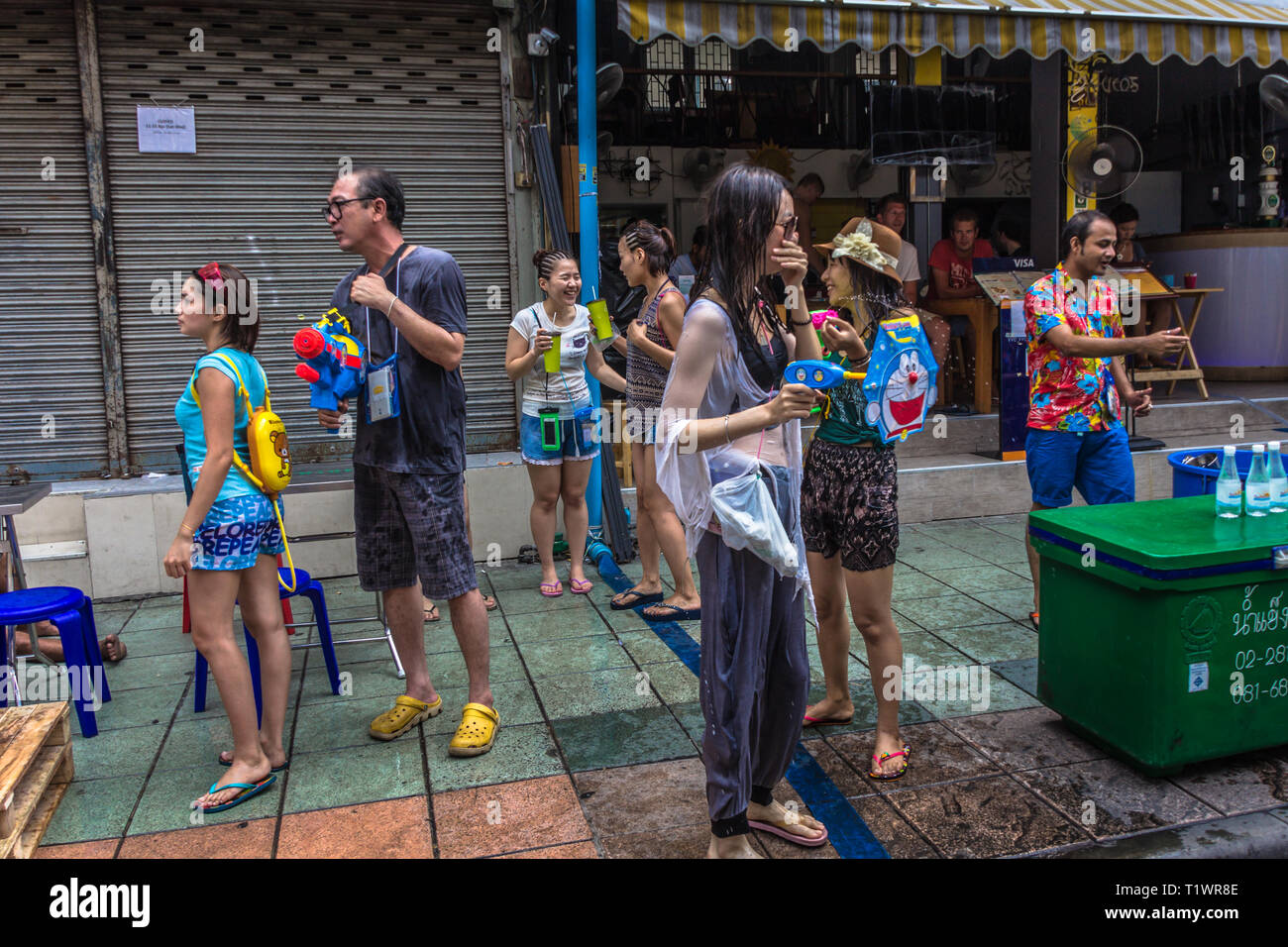 Jeune fille célébrant le nouvel an Thaï de Songkran à Khaosan Road, Bangkok Thaïlande Banque D'Images