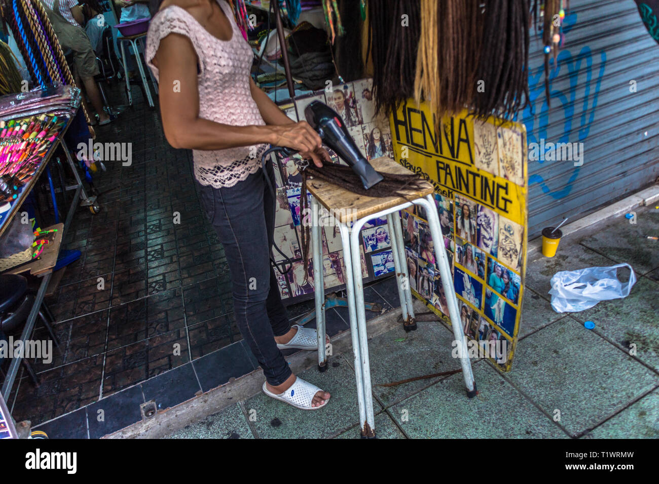 Une fille perruques cheveux séchage à Bangkok, Thaïlande Banque D'Images