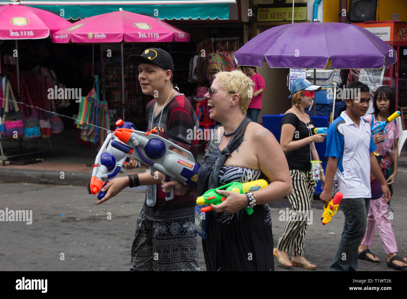 Les gens avec les pistolets à eau célébrant le nouvel an Thaï de Songkran à Khaosan Road, Bangkok Thaïlande Banque D'Images