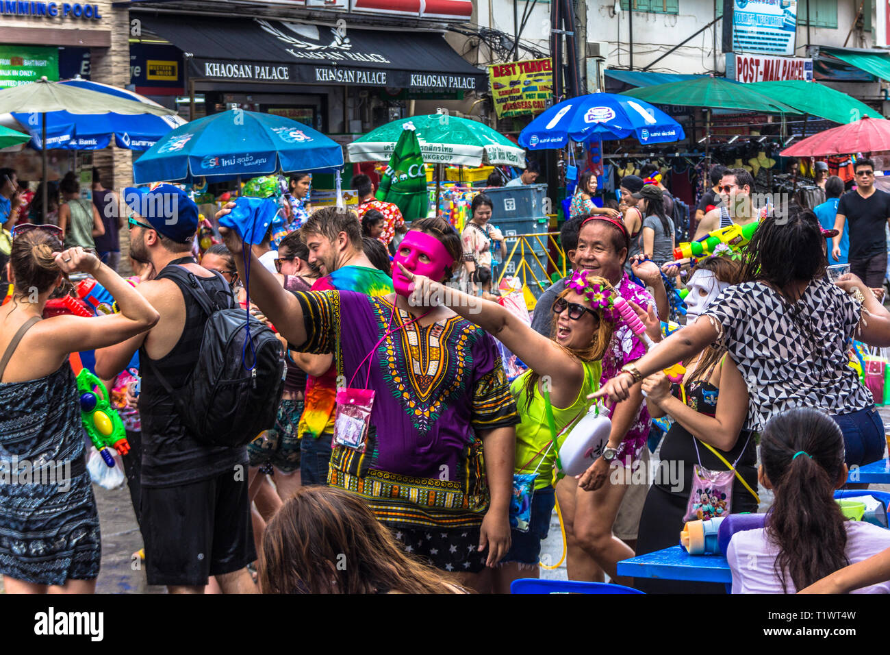 Les gens célébrant le nouvel an Thaï de Songkran à Khaosan Road, Bangkok Thaïlande Banque D'Images