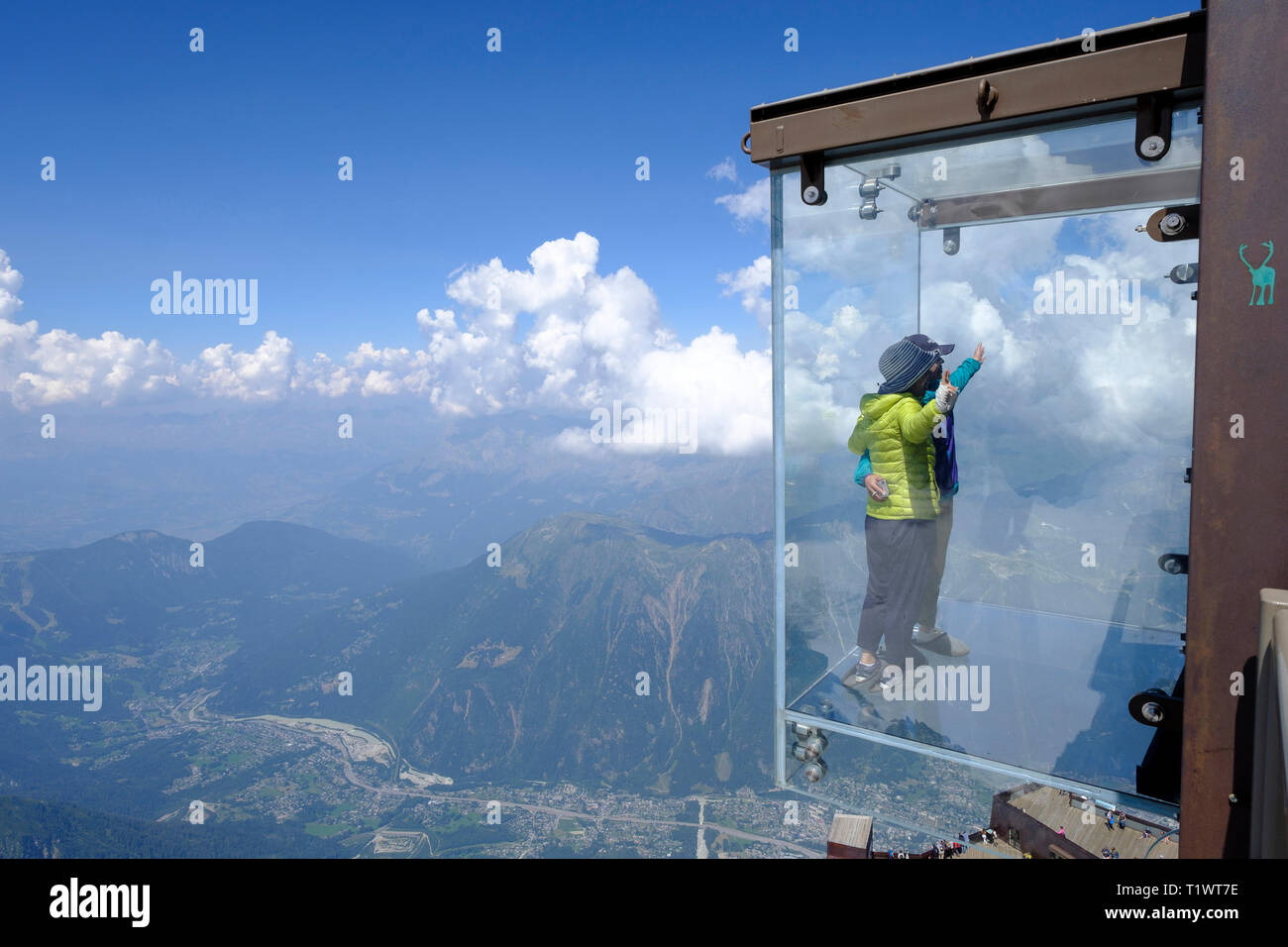 Les touristes d'admirer l'Aiguille du Midi, une montagne dans le massif du  Mont Blanc. Les touristes dans une cage de verre suspendues sur le vide  Photo Stock - Alamy