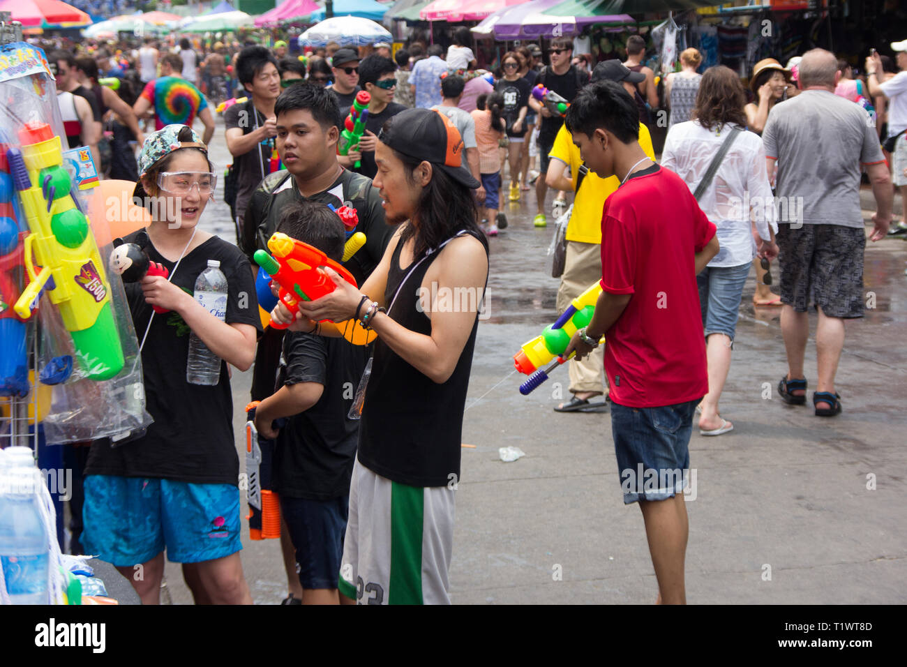 Les adolescents célébrant le nouvel an Thaï de Songkran à Khaosan Road, Bangkok Thaïlande Banque D'Images