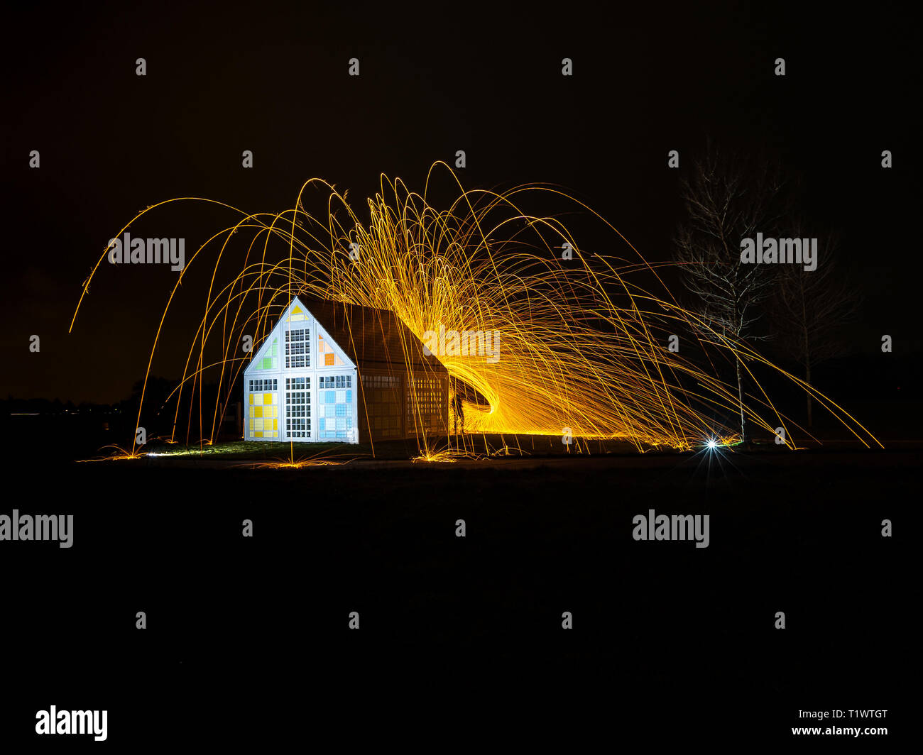 La laine d'acier brûlant comme le feu d'artifice avec des éclaboussures Banque D'Images