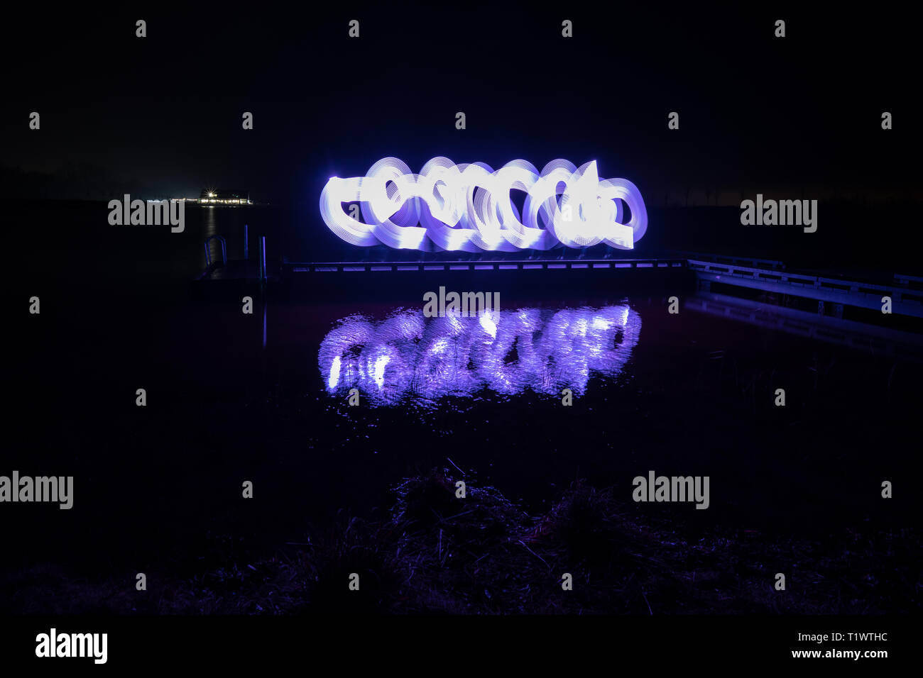 La laine d'acier brûlant comme le feu d'artifice avec des éclaboussures Banque D'Images