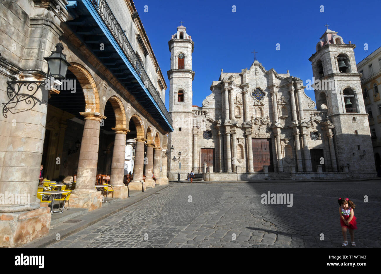 Une jeune fille joue sur la Plaza de la Catedral, un monument square dans la Vieille Havane, Cuba avec l'historique Catedral de San Cristóbal de La Havane (cathédrale). Banque D'Images