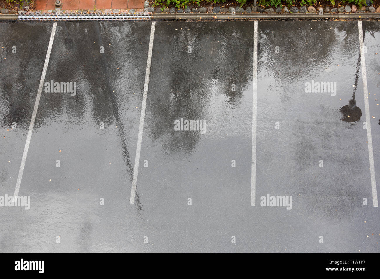 Parking humide vide dans la pluie Banque D'Images