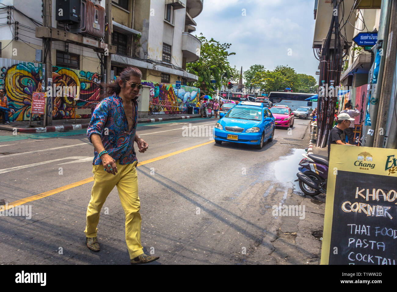 Nouvel An thaïlandais à Bangkok Khao San Road, man crossing road Banque D'Images