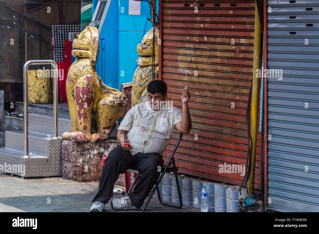Songkran Nouvel An thaïlandais à Bangkok Khao San Road, l'homme assis sur la chaise Banque D'Images