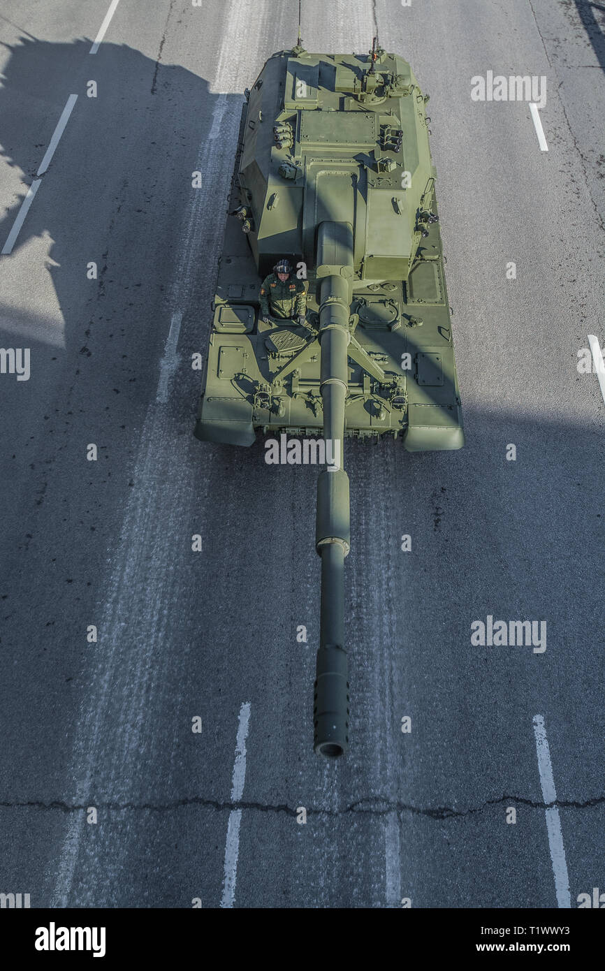 Moscou, 9 mai 2015. Artillerie automotrice moderne 2S35 Koalitsiya-SV renvoie de la Place Rouge après la victoire Day Parade, vue du dessus. Banque D'Images