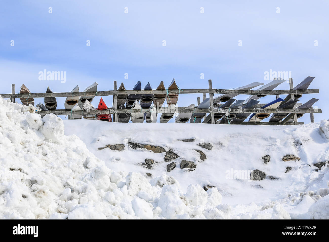 Rangées de kayaks inuit stockés pour un temps d'hiver, Nuuk, Groenland le port de la vieille ville Banque D'Images