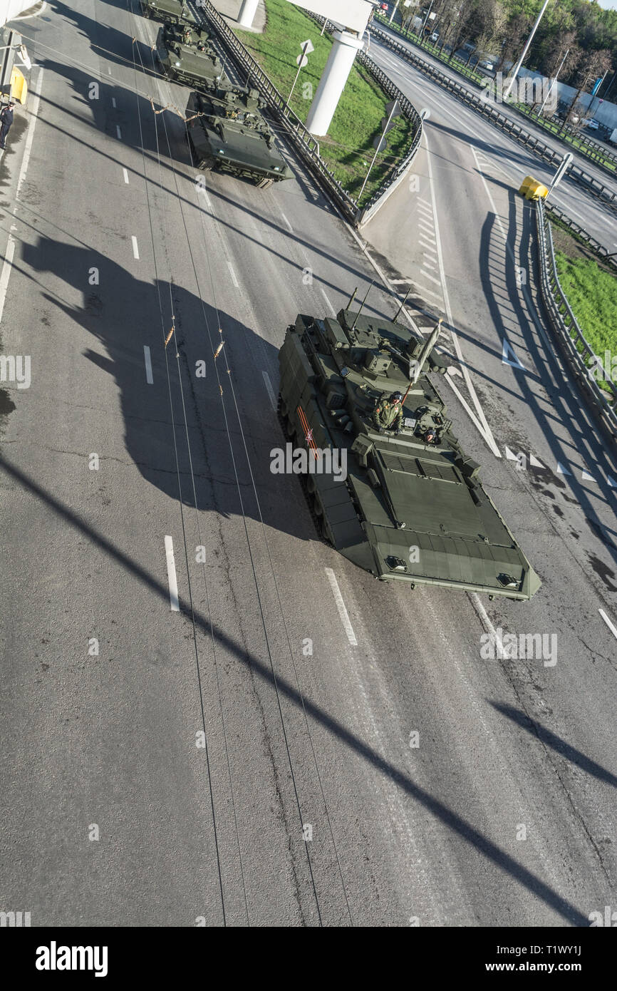 Le 9 mai 2015. Véhicule de combat d'infanterie lourde T-15 Armata renvoie de la Place Rouge après la revue de la Victoire, haut-vue arrière. Banque D'Images