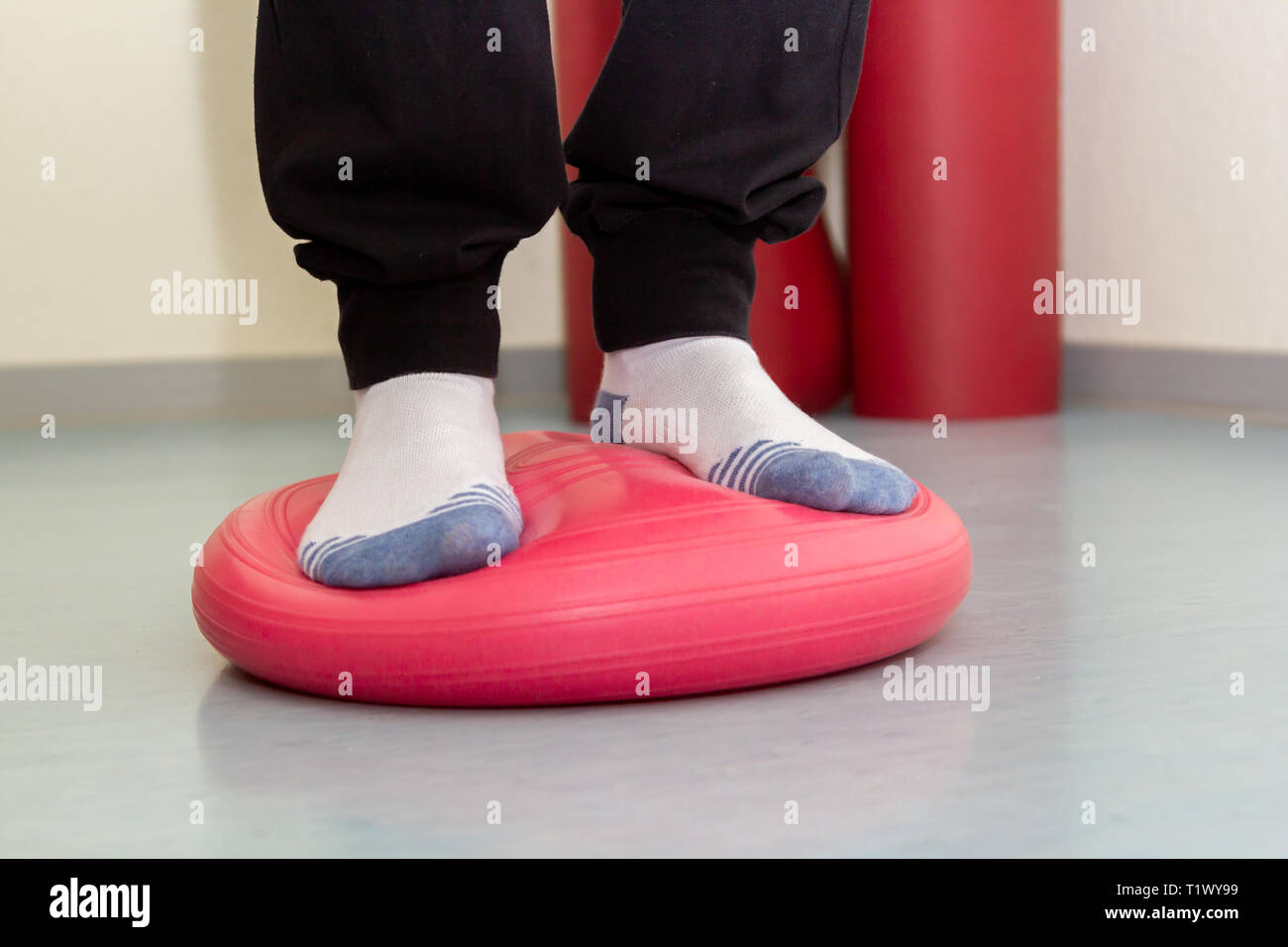 Matériel pour des exercices de gymnastique colorés à la physiothérapeute Banque D'Images