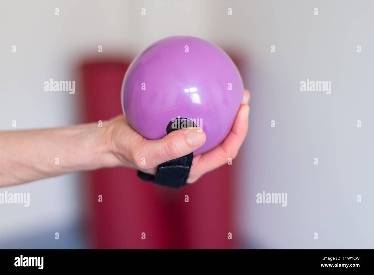 Matériel pour des exercices de gymnastique colorés à la physiothérapeute Banque D'Images