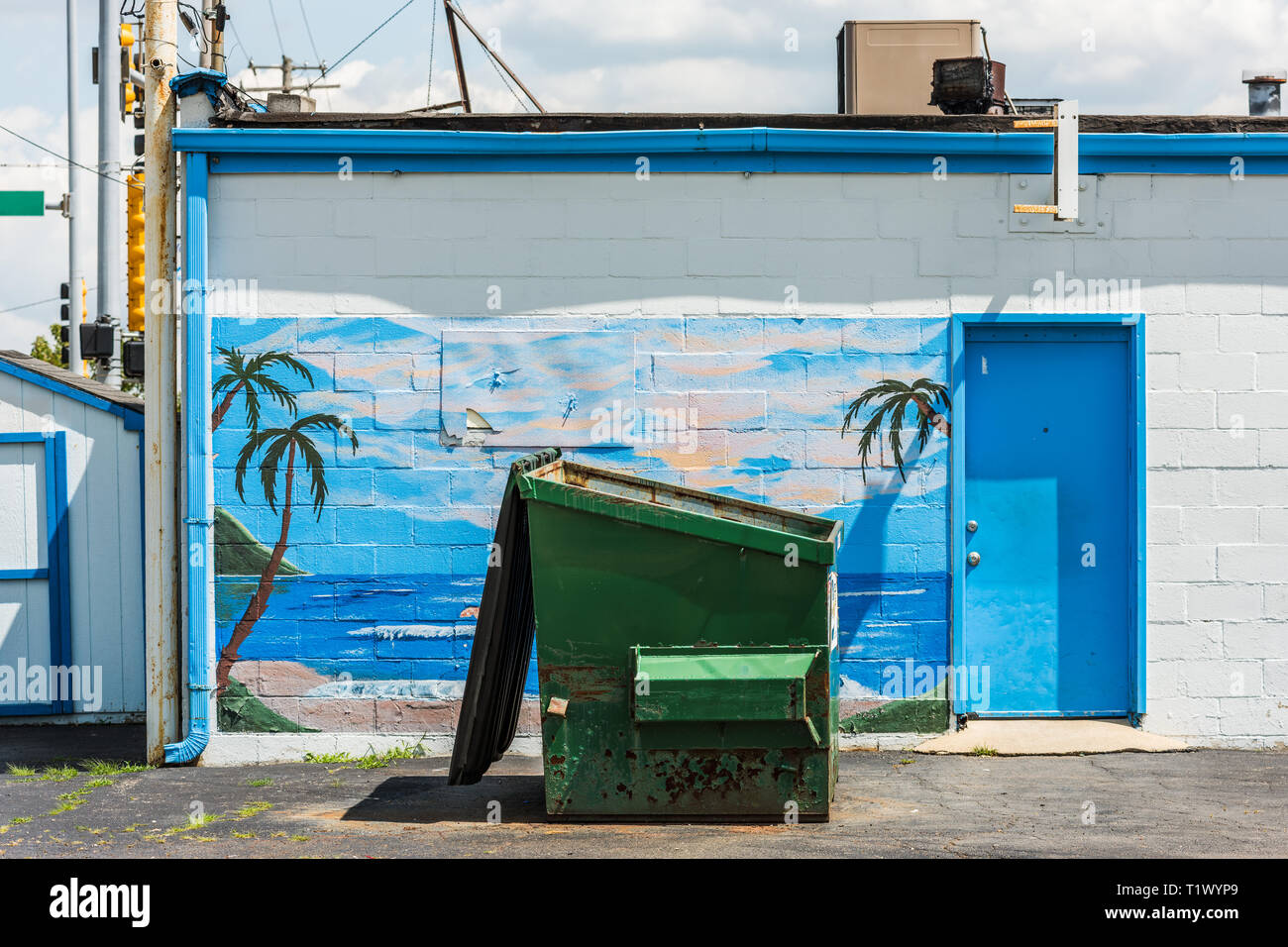 Aller à déchets placé en face de la murale au centre-ville de Joliet tropical Banque D'Images