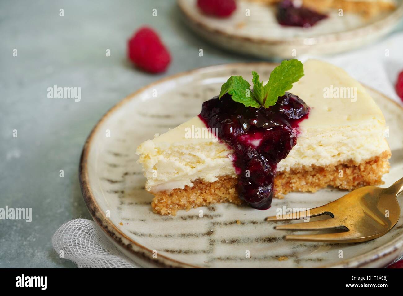 Hmemade tranche de gâteau au fromage avec sauce aux bleuets framboises, selective focus Banque D'Images