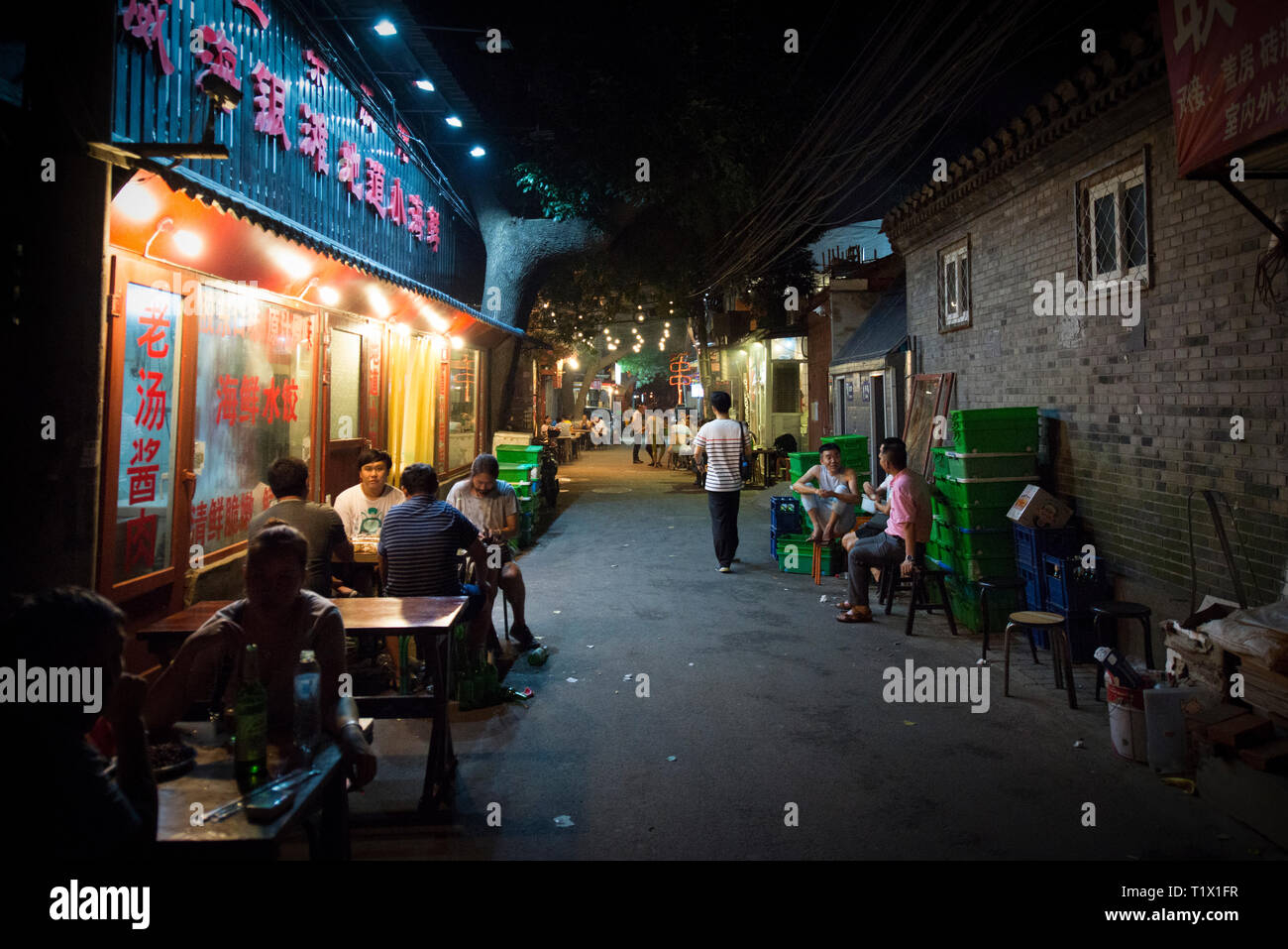 Beijing, Chine - 02:08 2016 Vie nocturne dans un Hutong de Beijing. Certains bars et restaurants chinois par nuit Banque D'Images